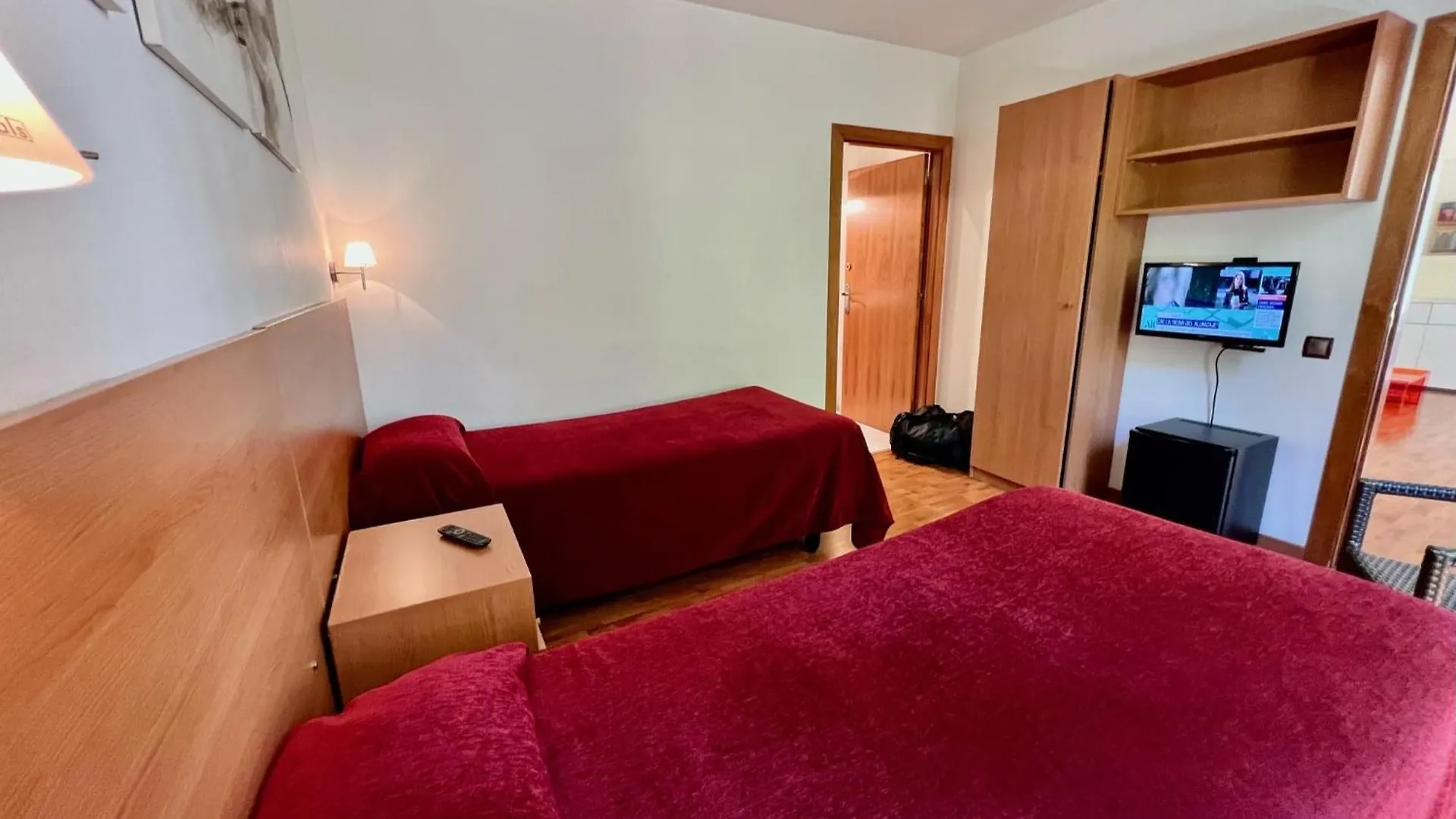 Hostal Madrazo contacts